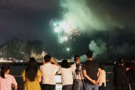Không thu phí xem pháo hoa khi du khách tham quan vịnh Hạ Long