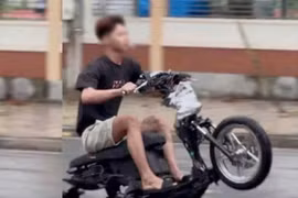 Thanh niên 19 tuổi ở Đồng Nai bị tịch thu xe sau clip "bốc đầu" xe máy lan truyền trên mạng