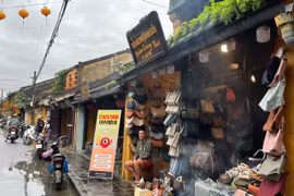 Sau cơn lũ dữ, Phố cổ Hội An lại sáng đèn