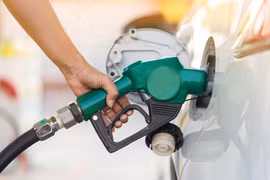 Xe gặp sự cố khi đổ nhầm dầu diesel vào động cơ xăng, xử lý ra sao?
