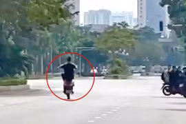 Hà Nội: Nam thanh niên bốc đầu xe máy trên đường nhận ‘kết đắng’