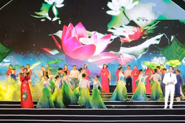 Triển lãm ảnh 'Đất nước, con người ASEAN' - Điểm nhấn nghệ thuật tại Lễ hội làng Sen 2025