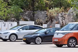Tesla mất thị phần xe điện vào tay Volkswagen tại châu Âu