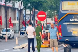 Thái Bình: Xe khách tông xe máy tại ngã tư, một người tử vong