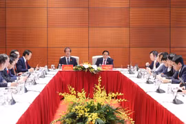 Đại hội Đảng bộ Chính phủ lần thứ I thảo luận tại tổ về các dự thảo văn kiện