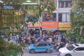 Hà Nội: Tái diễn tình trạng lấn chiếm vỉa hè trên nhiều tuyến phố