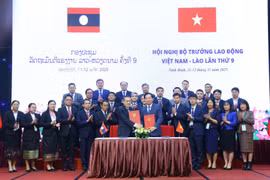 Việt Nam – Lào ký Bản Ghi nhớ về lao động và người có công, nâng tầm quan hệ song phương