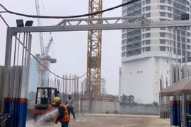 Những lớp bụi từ công trình xây dựng đang “bóp nghẹt” không khí và bầu trời Hà Nội