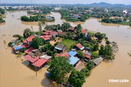 Sông Cà Lồ vượt báo động III, hàng trăm hộ dân xã Trung Giã bị cô lập giữa biển nước