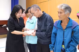 Hội Nhà báo tỉnh Khánh Hoà hỗ trợ người dân bị thiệt hại do mưa lũ