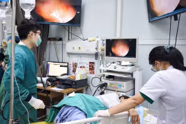 Giun tóc ký sinh dày đặc trong đại tràng vì thói quen ăn rau sống, đồ tái