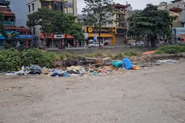 Hà Nội: Rác thải bị đổ trộm dọc bờ sông gần cầu Định Công