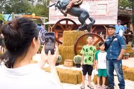 'Sau cơn mưa trời lại nắng', người dân nô nức vui chơi ngày 1/5