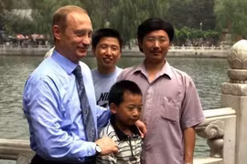 Gặp lại cậu bé Trung Quốc được ông Putin hôn trán sau 25 năm