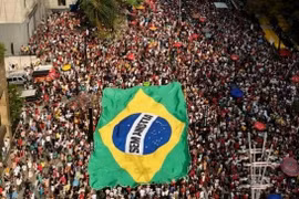 Biển người biểu tình phản đối nỗ lực ân xá cựu Tổng thống Brazil