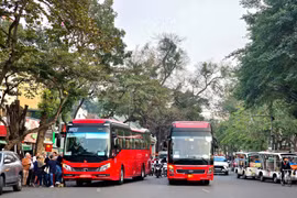 Cấm ôtô trên 16 chỗ vào phố cổ, Hồ Gươm tạo không gian an toàn cho người dân, du khách