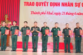Huế: Công bố quyết định giải thể Ban CHQS cấp huyện và trao quyết định bổ nhiệm nhân sự