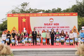 Phó Chủ tịch Quốc hội Vũ Hồng Thanh dự Ngày hội Đại đoàn kết tại xã Quảng Đức, Quảng Ninh