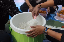 Gia đình nghèo Nhật Bản chật vật nuôi con vì giá lương thực tăng