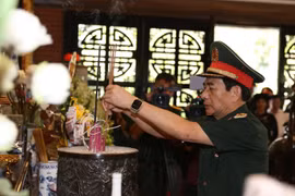 Bộ trưởng Bộ Quốc phòng dâng hương tưởng niệm tại An toàn khu Định Hóa