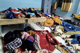 Nỗ lực ổn định nơi ăn ở, học tập cho 301 học sinh sau lũ ống bất ngờ