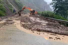 Cấm phương tiện đi vào vùng tâm bão số 5 từ Thanh Hóa đến Quảng Trị