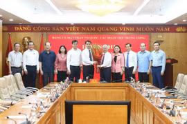 Trao quyết định của Ban Bí thư về điều động, phân công Phó Bí thư chuyên trách Đảng ủy MTTQ, các đoàn thể Trung ương