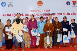 Huế: Khám và cấp phát thuốc miễn phí cho người dân vùng lũ