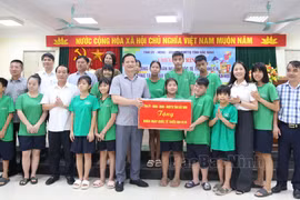 Bắc Ninh: Chủ tịch UBND tỉnh thăm và tặng quà Trung tâm Giáo dục chuyên biệt