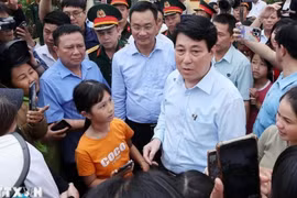 Chủ tịch nước Lương Cường thăm hỏi bà con vùng lũ xã Gò Nổi, TP Đà Nẵng