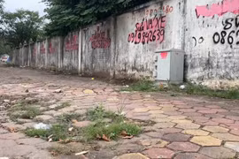 Hà Nội: Vỉa hè phố Tố Hữu hư hỏng, bị lấn chiếm tràn lan
