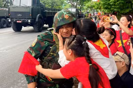 Xúc động khoảnh khắc gặp chồng, gặp bố trong đội hình khí tài hoành tráng sự kiện A80