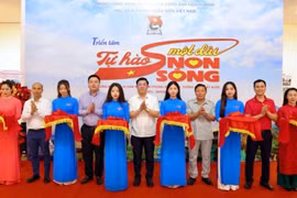 Ngắm sắc cờ nhuộm màu sóng gió Trường Sa giữa lòng Hà Nội