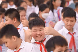Sáng kiến biến hoa khai giảng thành học bổng cho học sinh nghèo