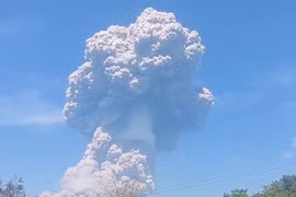 Video núi lửa Indonesia phun tro bụi cao tới 19 km