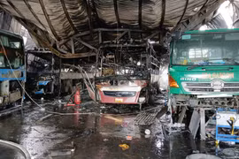 Gia Lai: Garage sửa chữa ô tô bốc cháy, nhiều phương tiện bị thiêu rụi