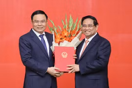 Thủ tướng trao Quyết định giao Quyền Bộ trưởng Bộ Công Thương với ông Lê Mạnh Hùng
