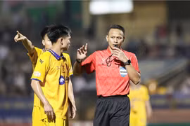 Tổ trọng tài Malaysia điều khiển trận 'chung kết' V.League giữa Hà Nội FC - Thép Xanh Nam Định