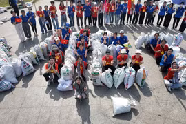 Hàng trăm tình nguyện viên nhặt rác làm sạch công viên ở Hà Nội