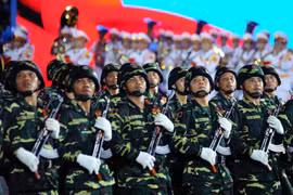 Thăm, động viên các đoàn quân đội quốc tế tham gia diễu binh ngày 30/4