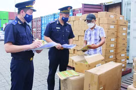 Hải quan xử lý gần 1.800 vụ vi phạm trong một tháng, buôn lậu vàng và hàng cấm gia tăng