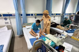 Cảnh sát giao thông Đà Nẵng vượt lũ đưa người dân đi cấp cứu