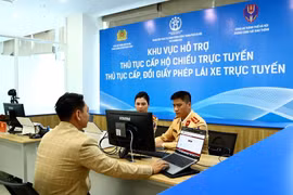 Cấp đổi GPLX trực tuyến: Thuận tiện hơn với điểm hỗ trợ người dân