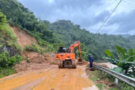 Đường bộ: Khắc phục hậu quả bão số 10, ứng phó với bão số 11