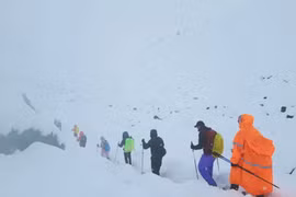 Một người thiệt mạng vì bão tuyết Everest, hàng trăm người vẫn mắc kẹt