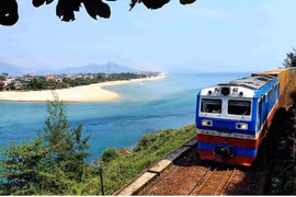 Tạm ngừng chạy hai tàu di sản nối Huế với Đà Nẵng do bão số 12