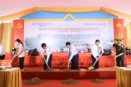 Phó Thủ tướng Nguyễn Chí Dũng dự Lễ động thổ Đền thờ Liệt sĩ Hòa Bình, tặng quà người có công