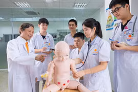 Đại học tư thục đào tạo bác sĩ: Mở rộng cơ hội hay 'nới tay' chuẩn mực ngành y?