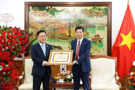 Đại sứ du lịch Lý Xương Căn nhận Bằng khen của Bộ VHTT&DL