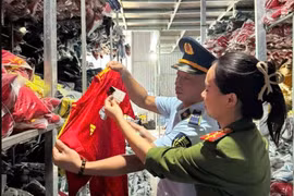 Hà Nội: Khởi tố chủ kho hàng kinh doanh hơn 35.000 bộ quần áo giả mạo